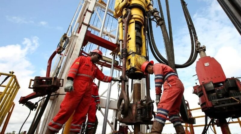 Retrasos en contratos petroleros frenan inversiones en Venezuela, según Reuters