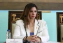 La diputada a la Asamblea Nacional, Nora Bracho, planteó la necesidad de otorgar indultos a militares detenidos por razones políticas y reiteró el llamado a revisar expedientes de presos políticos en Venezuela, en el marco de la aplicación de la Ley de Amnistía. Durante una entrevista concedida al programa de la periodista Ramona Lozinski, la parlamentaria aseguró que actualmente 457 personas permanecen privadas de libertad por motivos políticos, cifra verificada junto a la organización Foro Penal. Bracho, quien además ejerce como vicepresidenta de la Comisión Especial de Seguimiento de la Ley de Amnistía, sostuvo que muchos ciudadanos continúan siendo procesados por expresar opiniones políticas o difundir contenidos en redes sociales. Comisión revisa expedientes de presos políticos La diputada explicó que desde el Grupo Parlamentario Libertad se ha solicitado la revisión de casos específicos, incluyendo 24 expedientes procesados por los jueces José Maximino Márquez y Ángel Betancourt. Según indicó, la comisión parlamentaria fue creada con el objetivo de ofrecer soluciones políticas a situaciones que no han encontrado respuesta dentro del sistema judicial ordinario. Bracho destacó que la Ley de Amnistía sigue vigente y que cualquier persona podrá solicitar el beneficio en el futuro, siempre que su caso esté relacionado con los hechos contemplados en la normativa. Más de 14 mil solicitudes recibidas La parlamentaria informó que, tras tres meses de aprobación de la Ley de Amnistía, se han recibido 14.965 solicitudes, de las cuales 12.350 fueron consideradas válidas. Del total de solicitudes admitidas, 314 corresponden a personas privadas de libertad beneficiadas, 8.394 a ciudadanos con medidas cautelares y 32 a militares. Asimismo, precisó que 8.708 solicitudes ya han sido aplicadas, lo que representa el 73 % de los casos evaluados hasta la fecha. Bracho agregó que 3.235 solicitudes no calificaron para el beneficio por no estar relacionadas con los hechos contemplados en la ley, mientras que 115 expedientes permanecen en proceso de análisis. Piden indultos para militares detenidos Uno de los puntos centrales de la declaración de la diputada fue la situación de los militares privados de libertad. En ese sentido, insistió en que, si no se les concede amnistía, debe evaluarse la posibilidad de otorgarles indultos como una salida política. La dirigente sostuvo que estas medidas permitirían avanzar en procesos de reconciliación nacional y facilitarían el reencuentro familiar de quienes permanecen detenidos. Denuncian condiciones en centros de detención Durante la entrevista, Nora Bracho también denunció presuntas irregularidades y condiciones deficientes en centros de reclusión del país. Señaló que familiares de detenidos enfrentan requisas humillantes y restricciones para ingresar alimentos durante las visitas, además de cuestionar las condiciones higiénicas en la manipulación de la comida. La diputada calificó estas prácticas como “terribles” y consideró necesario avanzar en la dignificación del sistema penitenciario venezolano. Llamado a la reinstitucionalización del país Bracho reiteró su llamado a revisar casos considerados emblemáticos, incluyendo detenidos mayores de 70 años y ciudadanos vinculados a procesos políticos de alto perfil. Finalmente, subrayó la necesidad de avanzar en la separación de poderes y la reinstitucionalización democrática como parte de un proceso de fortalecimiento institucional en Venezuela. Las declaraciones se producen en medio del debate nacional sobre derechos humanos, justicia y reconciliación política en el país.