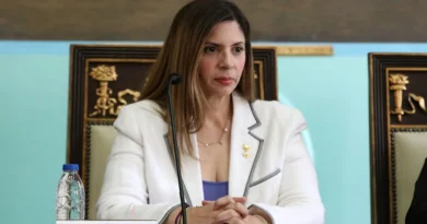 La diputada a la Asamblea Nacional, Nora Bracho, planteó la necesidad de otorgar indultos a militares detenidos por razones políticas y reiteró el llamado a revisar expedientes de presos políticos en Venezuela, en el marco de la aplicación de la Ley de Amnistía. Durante una entrevista concedida al programa de la periodista Ramona Lozinski, la parlamentaria aseguró que actualmente 457 personas permanecen privadas de libertad por motivos políticos, cifra verificada junto a la organización Foro Penal. Bracho, quien además ejerce como vicepresidenta de la Comisión Especial de Seguimiento de la Ley de Amnistía, sostuvo que muchos ciudadanos continúan siendo procesados por expresar opiniones políticas o difundir contenidos en redes sociales. Comisión revisa expedientes de presos políticos La diputada explicó que desde el Grupo Parlamentario Libertad se ha solicitado la revisión de casos específicos, incluyendo 24 expedientes procesados por los jueces José Maximino Márquez y Ángel Betancourt. Según indicó, la comisión parlamentaria fue creada con el objetivo de ofrecer soluciones políticas a situaciones que no han encontrado respuesta dentro del sistema judicial ordinario. Bracho destacó que la Ley de Amnistía sigue vigente y que cualquier persona podrá solicitar el beneficio en el futuro, siempre que su caso esté relacionado con los hechos contemplados en la normativa. Más de 14 mil solicitudes recibidas La parlamentaria informó que, tras tres meses de aprobación de la Ley de Amnistía, se han recibido 14.965 solicitudes, de las cuales 12.350 fueron consideradas válidas. Del total de solicitudes admitidas, 314 corresponden a personas privadas de libertad beneficiadas, 8.394 a ciudadanos con medidas cautelares y 32 a militares. Asimismo, precisó que 8.708 solicitudes ya han sido aplicadas, lo que representa el 73 % de los casos evaluados hasta la fecha. Bracho agregó que 3.235 solicitudes no calificaron para el beneficio por no estar relacionadas con los hechos contemplados en la ley, mientras que 115 expedientes permanecen en proceso de análisis. Piden indultos para militares detenidos Uno de los puntos centrales de la declaración de la diputada fue la situación de los militares privados de libertad. En ese sentido, insistió en que, si no se les concede amnistía, debe evaluarse la posibilidad de otorgarles indultos como una salida política. La dirigente sostuvo que estas medidas permitirían avanzar en procesos de reconciliación nacional y facilitarían el reencuentro familiar de quienes permanecen detenidos. Denuncian condiciones en centros de detención Durante la entrevista, Nora Bracho también denunció presuntas irregularidades y condiciones deficientes en centros de reclusión del país. Señaló que familiares de detenidos enfrentan requisas humillantes y restricciones para ingresar alimentos durante las visitas, además de cuestionar las condiciones higiénicas en la manipulación de la comida. La diputada calificó estas prácticas como “terribles” y consideró necesario avanzar en la dignificación del sistema penitenciario venezolano. Llamado a la reinstitucionalización del país Bracho reiteró su llamado a revisar casos considerados emblemáticos, incluyendo detenidos mayores de 70 años y ciudadanos vinculados a procesos políticos de alto perfil. Finalmente, subrayó la necesidad de avanzar en la separación de poderes y la reinstitucionalización democrática como parte de un proceso de fortalecimiento institucional en Venezuela. Las declaraciones se producen en medio del debate nacional sobre derechos humanos, justicia y reconciliación política en el país.