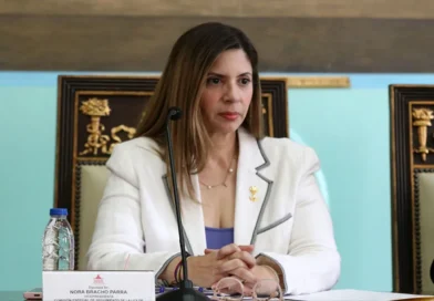 La diputada a la Asamblea Nacional, Nora Bracho, planteó la necesidad de otorgar indultos a militares detenidos por razones políticas y reiteró el llamado a revisar expedientes de presos políticos en Venezuela, en el marco de la aplicación de la Ley de Amnistía. Durante una entrevista concedida al programa de la periodista Ramona Lozinski, la parlamentaria aseguró que actualmente 457 personas permanecen privadas de libertad por motivos políticos, cifra verificada junto a la organización Foro Penal. Bracho, quien además ejerce como vicepresidenta de la Comisión Especial de Seguimiento de la Ley de Amnistía, sostuvo que muchos ciudadanos continúan siendo procesados por expresar opiniones políticas o difundir contenidos en redes sociales. Comisión revisa expedientes de presos políticos La diputada explicó que desde el Grupo Parlamentario Libertad se ha solicitado la revisión de casos específicos, incluyendo 24 expedientes procesados por los jueces José Maximino Márquez y Ángel Betancourt. Según indicó, la comisión parlamentaria fue creada con el objetivo de ofrecer soluciones políticas a situaciones que no han encontrado respuesta dentro del sistema judicial ordinario. Bracho destacó que la Ley de Amnistía sigue vigente y que cualquier persona podrá solicitar el beneficio en el futuro, siempre que su caso esté relacionado con los hechos contemplados en la normativa. Más de 14 mil solicitudes recibidas La parlamentaria informó que, tras tres meses de aprobación de la Ley de Amnistía, se han recibido 14.965 solicitudes, de las cuales 12.350 fueron consideradas válidas. Del total de solicitudes admitidas, 314 corresponden a personas privadas de libertad beneficiadas, 8.394 a ciudadanos con medidas cautelares y 32 a militares. Asimismo, precisó que 8.708 solicitudes ya han sido aplicadas, lo que representa el 73 % de los casos evaluados hasta la fecha. Bracho agregó que 3.235 solicitudes no calificaron para el beneficio por no estar relacionadas con los hechos contemplados en la ley, mientras que 115 expedientes permanecen en proceso de análisis. Piden indultos para militares detenidos Uno de los puntos centrales de la declaración de la diputada fue la situación de los militares privados de libertad. En ese sentido, insistió en que, si no se les concede amnistía, debe evaluarse la posibilidad de otorgarles indultos como una salida política. La dirigente sostuvo que estas medidas permitirían avanzar en procesos de reconciliación nacional y facilitarían el reencuentro familiar de quienes permanecen detenidos. Denuncian condiciones en centros de detención Durante la entrevista, Nora Bracho también denunció presuntas irregularidades y condiciones deficientes en centros de reclusión del país. Señaló que familiares de detenidos enfrentan requisas humillantes y restricciones para ingresar alimentos durante las visitas, además de cuestionar las condiciones higiénicas en la manipulación de la comida. La diputada calificó estas prácticas como “terribles” y consideró necesario avanzar en la dignificación del sistema penitenciario venezolano. Llamado a la reinstitucionalización del país Bracho reiteró su llamado a revisar casos considerados emblemáticos, incluyendo detenidos mayores de 70 años y ciudadanos vinculados a procesos políticos de alto perfil. Finalmente, subrayó la necesidad de avanzar en la separación de poderes y la reinstitucionalización democrática como parte de un proceso de fortalecimiento institucional en Venezuela. Las declaraciones se producen en medio del debate nacional sobre derechos humanos, justicia y reconciliación política en el país.