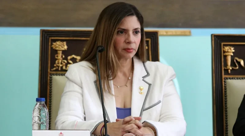 La diputada a la Asamblea Nacional, Nora Bracho, planteó la necesidad de otorgar indultos a militares detenidos por razones políticas y reiteró el llamado a revisar expedientes de presos políticos en Venezuela, en el marco de la aplicación de la Ley de Amnistía. Durante una entrevista concedida al programa de la periodista Ramona Lozinski, la parlamentaria aseguró que actualmente 457 personas permanecen privadas de libertad por motivos políticos, cifra verificada junto a la organización Foro Penal. Bracho, quien además ejerce como vicepresidenta de la Comisión Especial de Seguimiento de la Ley de Amnistía, sostuvo que muchos ciudadanos continúan siendo procesados por expresar opiniones políticas o difundir contenidos en redes sociales. Comisión revisa expedientes de presos políticos La diputada explicó que desde el Grupo Parlamentario Libertad se ha solicitado la revisión de casos específicos, incluyendo 24 expedientes procesados por los jueces José Maximino Márquez y Ángel Betancourt. Según indicó, la comisión parlamentaria fue creada con el objetivo de ofrecer soluciones políticas a situaciones que no han encontrado respuesta dentro del sistema judicial ordinario. Bracho destacó que la Ley de Amnistía sigue vigente y que cualquier persona podrá solicitar el beneficio en el futuro, siempre que su caso esté relacionado con los hechos contemplados en la normativa. Más de 14 mil solicitudes recibidas La parlamentaria informó que, tras tres meses de aprobación de la Ley de Amnistía, se han recibido 14.965 solicitudes, de las cuales 12.350 fueron consideradas válidas. Del total de solicitudes admitidas, 314 corresponden a personas privadas de libertad beneficiadas, 8.394 a ciudadanos con medidas cautelares y 32 a militares. Asimismo, precisó que 8.708 solicitudes ya han sido aplicadas, lo que representa el 73 % de los casos evaluados hasta la fecha. Bracho agregó que 3.235 solicitudes no calificaron para el beneficio por no estar relacionadas con los hechos contemplados en la ley, mientras que 115 expedientes permanecen en proceso de análisis. Piden indultos para militares detenidos Uno de los puntos centrales de la declaración de la diputada fue la situación de los militares privados de libertad. En ese sentido, insistió en que, si no se les concede amnistía, debe evaluarse la posibilidad de otorgarles indultos como una salida política. La dirigente sostuvo que estas medidas permitirían avanzar en procesos de reconciliación nacional y facilitarían el reencuentro familiar de quienes permanecen detenidos. Denuncian condiciones en centros de detención Durante la entrevista, Nora Bracho también denunció presuntas irregularidades y condiciones deficientes en centros de reclusión del país. Señaló que familiares de detenidos enfrentan requisas humillantes y restricciones para ingresar alimentos durante las visitas, además de cuestionar las condiciones higiénicas en la manipulación de la comida. La diputada calificó estas prácticas como “terribles” y consideró necesario avanzar en la dignificación del sistema penitenciario venezolano. Llamado a la reinstitucionalización del país Bracho reiteró su llamado a revisar casos considerados emblemáticos, incluyendo detenidos mayores de 70 años y ciudadanos vinculados a procesos políticos de alto perfil. Finalmente, subrayó la necesidad de avanzar en la separación de poderes y la reinstitucionalización democrática como parte de un proceso de fortalecimiento institucional en Venezuela. Las declaraciones se producen en medio del debate nacional sobre derechos humanos, justicia y reconciliación política en el país.