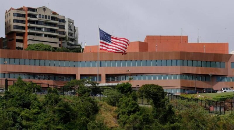 Gobierno de Venezuela autoriza simulacro aéreo en embajada de Estados Unidos