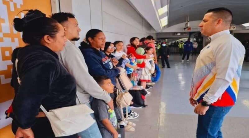 Vuelo 156 de Vuelta a la Patria regresa 158 venezolanos desde México con 70 niños
