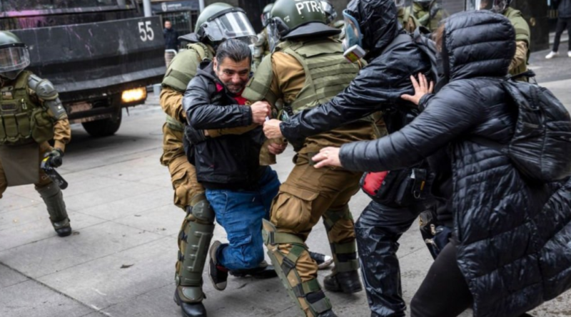 Denuncian agresiones policiales contra periodistas durante protestas en Chile