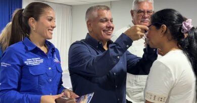 Alcalde José Mosquera entrega 38 lentes correctivos en primera jornada visual del 2026