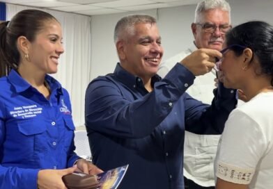 Alcalde José Mosquera entrega 38 lentes correctivos en primera jornada visual del 2026