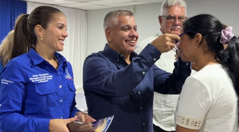 Alcalde José Mosquera entrega 38 lentes correctivos en primera jornada visual del 2026