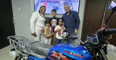 Alcalde José Mosquera hizo entrega de la motocicleta a la ganadora del sorteo del Calendario Mundial 2026