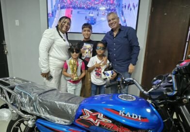 Alcalde José Mosquera hizo entrega de la motocicleta a la ganadora del sorteo del Calendario Mundial 2026