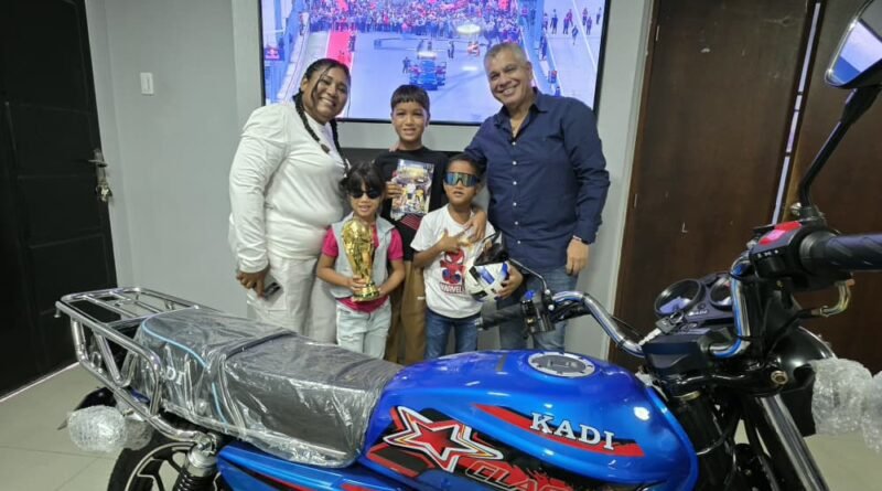 Alcalde José Mosquera hizo entrega de la motocicleta a la ganadora del sorteo del Calendario Mundial 2026