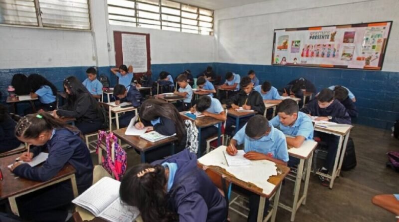 Venezuela anuncia reinicio de clases en zonas no afectadas por terremotos